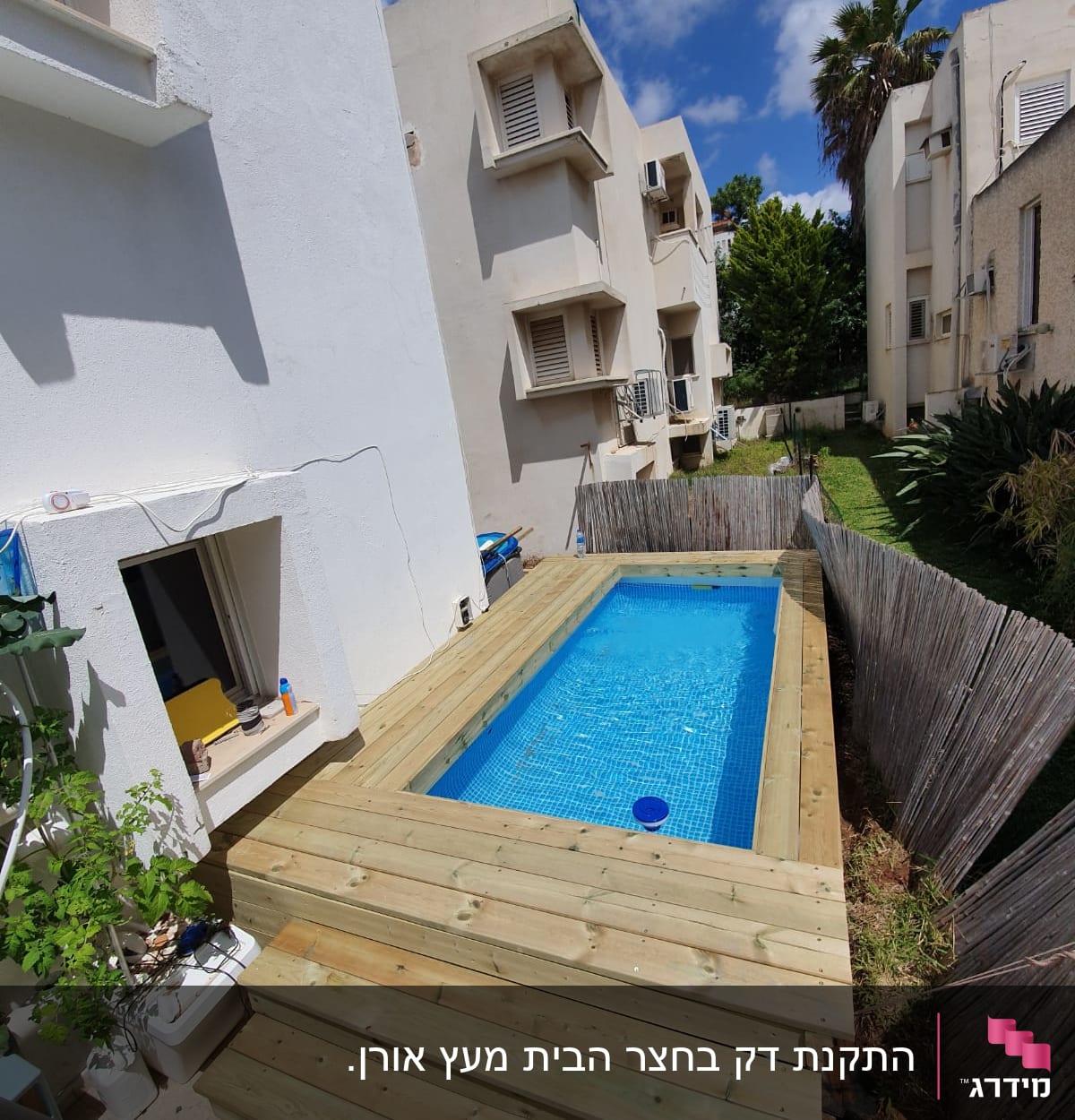 בריכת עץ עם דק עץ מסביב, גדר עץ בצד